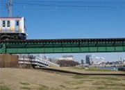 やすらぎ堤と越後線鉄橋